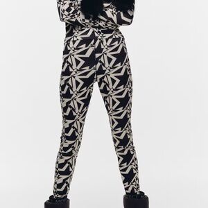 H&M Perfect Moment Leggings